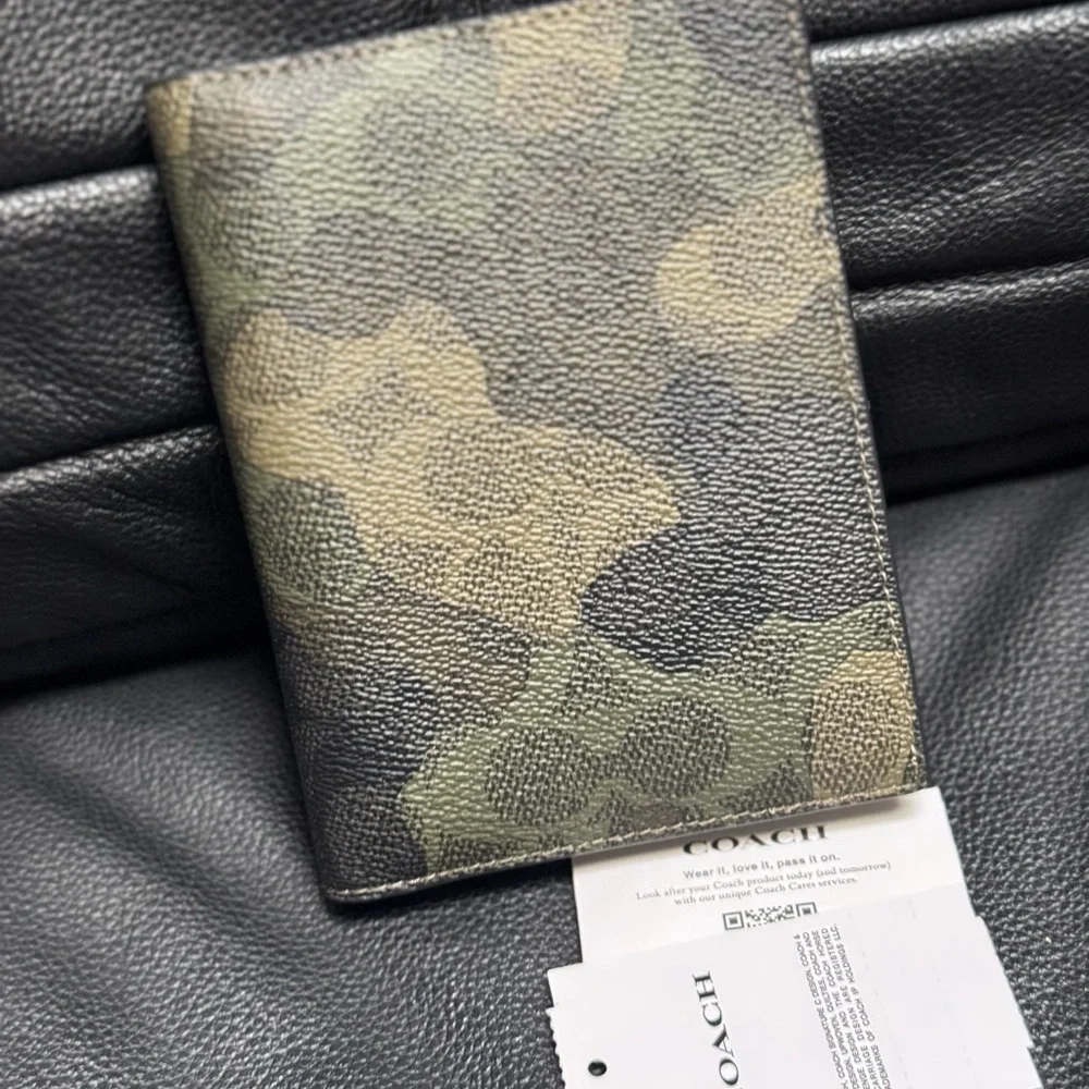 COACH Passport Card Case In Signature Camo Print  CX878 Qb/Dark Shamrock Multi